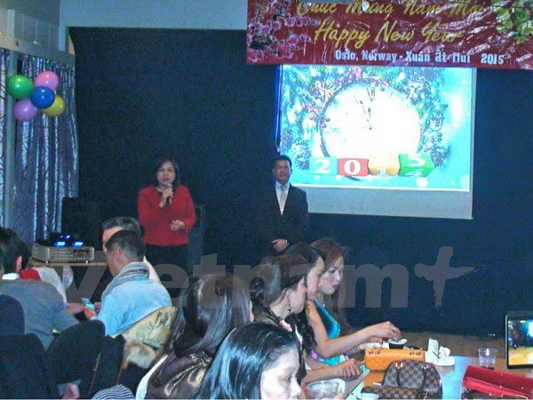 Vietnamese people in Norway welcome New Year 2015